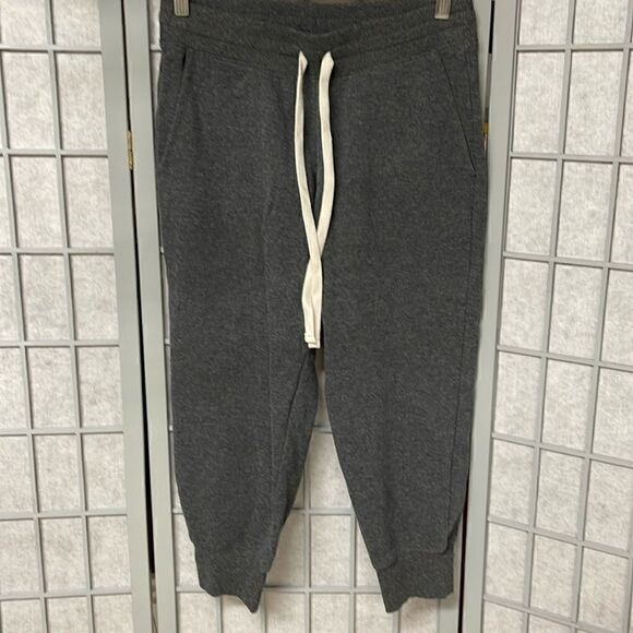 Amazon Essentials Women's Relaxed Fit, Grey Fleece Jogger Sweatpant, Size Small - Picture 1 of 7